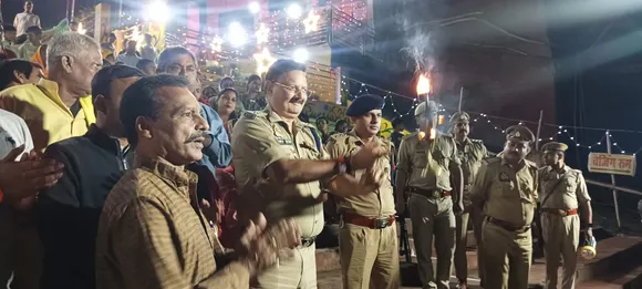 गर्रा नदी के राजघाट पर आरती करते पुलिस अधीक्षक राजेश द्विवेदी