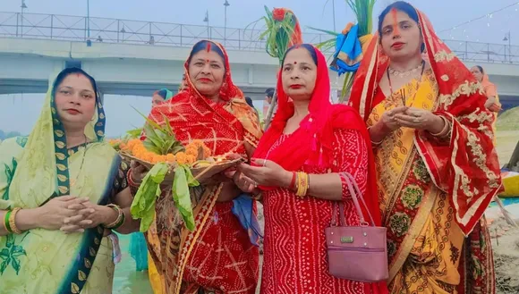 उगते सूर्य की पूजा के लिए खन्नौत नदी में खडी महिलाएं