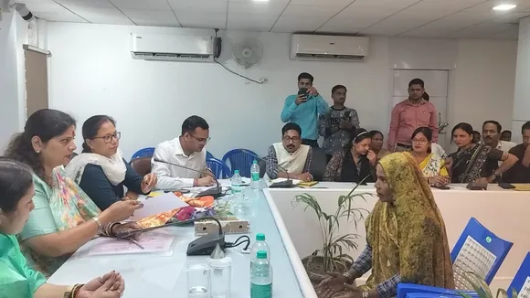 विकास भवन में जनसुनवाई करती राज्य महिला आयोग अध्यक्ष बबिता सिंह