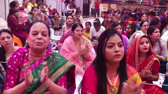 खाटू श्याम बाबा के भजनों पर भावमग्न श्रद्धा भक्ति श्री श्याम सेवा ट्रस्ट की प्रमुख साधना अग्रवाल व उनकी बहू पूजा अग्रवाल