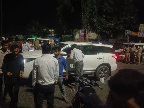 शव के साथ वाहन को सडक पर खडा कर जाम लगाकर विरोध जताते  परिजन