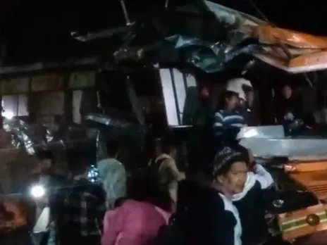 गुरुवार रात बसों की टक्कर में घायल बसों के अंदर यात्री