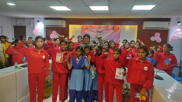 शाहजहांपुर में मनन प्रोजेक्ट के शुभारंभ पर विकास भवन सभागार में कस्तूरबा विद्यालय की बेटियां