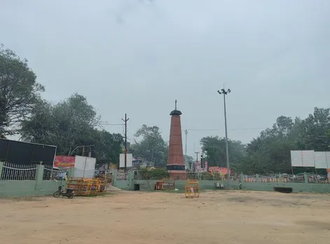 शाहजहांपुर में दोपहर के समय छाए बादलों के कारण शहीद स्तंभ के पास का दृश्य