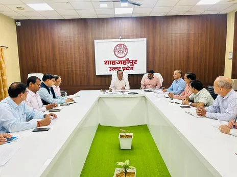 शाहजहांपुर में गन्ना पेराई बैठक की संबोधित करते डीएम धर्मेंद्र प्रताप सिंह व एडीएम वित्त एवं राजस्व अरविंद कुमार