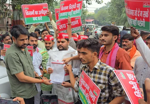 डीएपी की किल्लत को लेकर  नगर मजिस्ट्रेट को ज्ञापन सौंपते सपाई