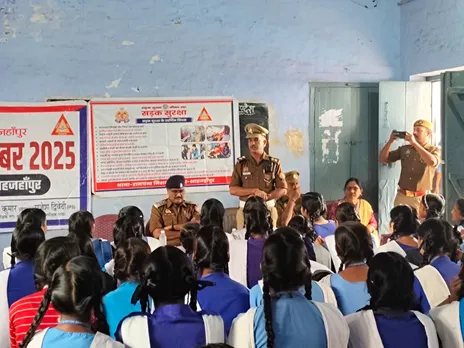 शाहजहांपुर में यातायात माह के शुभारंभ के दाैरान छात्राओं को जानकारी देते यातायात प्रभारी विनय पांडेय