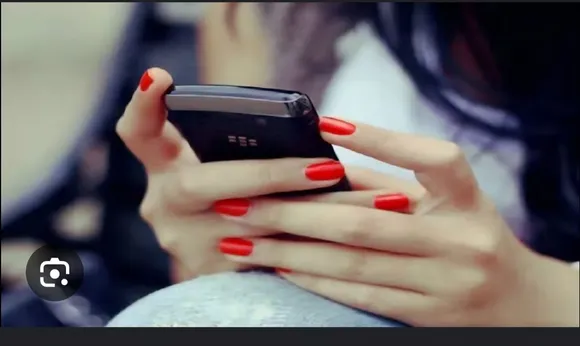 मोबाइल पर प्यार की बातें करने का प्रतीकात्मक फोटो