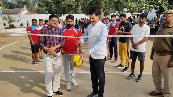 जिला कारागार में वालीबाल का शुभारंभ करते अधीक्षक जेपी तिवारी