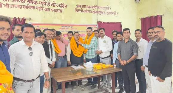 शिक्षक संघ का दूसरी बार जिलाध्यक्ष मनोनीत किए जाने पर रिषीकांत पांडेय का स्वागत करते शिक्षक
