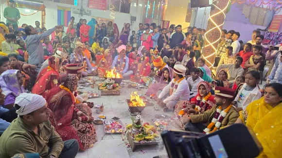 शाहजहांपुर में शालिग्राम तुलसी विवाह के दौरान हवन करते शादी के जोडे में सजे जोडे