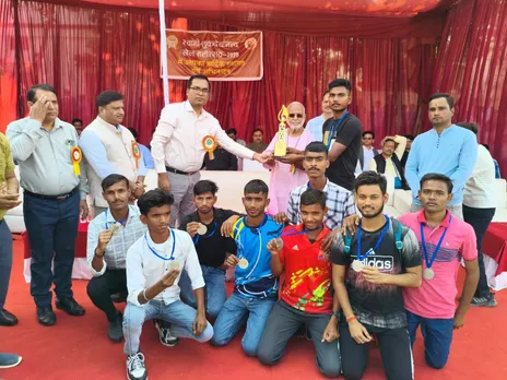 स्वामी शुकदेवानंद कालेज खेल महोत्सव के अंतरमहाविद्यालयीय खेल प्रतियोगिताओं के विजेताओं को पुरस्कृत करते डीएम धर्मेंद्र प्रताप सिंह व अधिष्ठाता स्वामी चिन्मयानंद