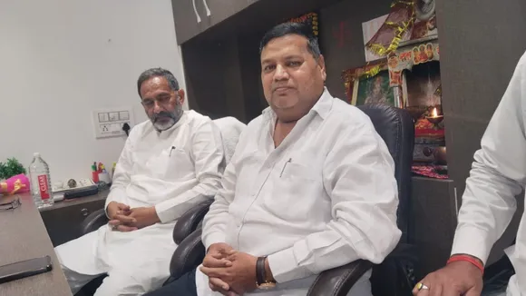 सपा प्रवक्ता राजकुमार भाटी के साथ पार्टी नेता नरेश सिंह सोलंकी