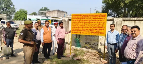 बकाएदार की संपत्ति कु्र्की का नोटस लगाते एडीएम वित्त एवं राजस्व अरविंद कुमार