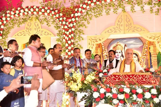 श्रीराम कथा में आरती करते सहकारिता मंत्री जेपीएस राठौर, सांसद अरुण सागर आदि