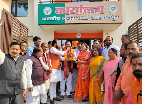 बिहार में एनडीए की जीत पर विधायक अरविंद सिंह को मिठाई खिलाकर खुशी जताते भाजपाई