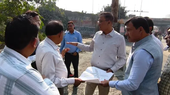 निर्माण कार्यों का निरीक्षण करते डीएम व नगर आयुक्त