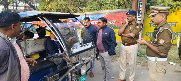 स्कूल वाहनों की जांच करते एडीएम अरविंद कुमार व एआरटीओ