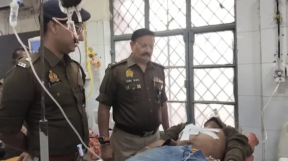 मुठभेड़ में गोली से घायल लूट के आरोपी से पूछताछ करते पुलिस अधीक्षक राजेश द्विवेदी, साथ में एसपी सिटी देवेंद्र कुमार