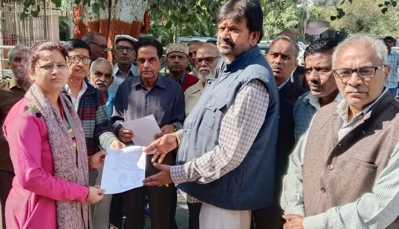 मुख्यमंत्री को संबोधित ज्ञापन अतिरिक्त मजिस्ट्रेट को सौंपते गन्ना शोध परिषद के सेवा निवृत कर्मचारी