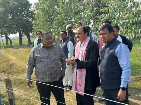 शाहजहांपुर में औद्योगिक निवेश के लिए जमीन का निरीक्षण करते जापानीज प्रतिनिधि मंडल के सदस्य