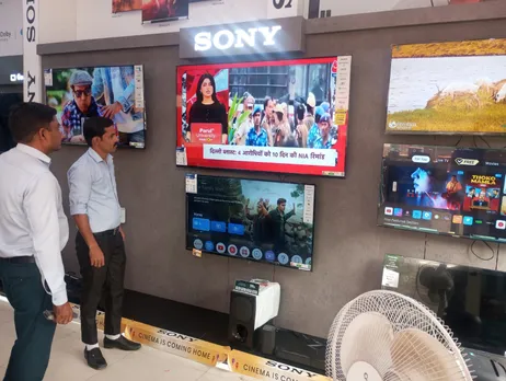 टेलीविजन देखते लोग