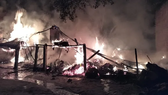 रात में धधकती आग, गांव में मचा हड़कंप