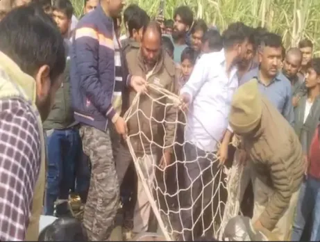 पटाखों की आवाज से घबराया तेंदुआ  शाहजहांपुर जिले के खुटार थाना क्षेत्र के सौफरी गांव में रविवार सुबह किसान अपनी फसलों को बचाने के लिए पटाखे लेकर खेतों में गए थे। सुबह लगभग 6 बजे किसान राजाराम ने खेत में तेंदुए को घूमते देखा तो उन्होंने लगातार पटाखे जलाए। पटाखों के शोर से घबराया तेंदुआ भागते हुए खेत में बने कुएं में गिर पड़ा।  ग्रामीणों की सूझबूझ से बची अनहोनी  तेंदुए को कुएं में गिरते देख किसान राजाराम ने हिम्मत दिखाते हुए कुएं का आधा हिस्सा तुरंत बंद कर दिया, ताकि तेंदुआ बाहर न निकल सके। कुछ ही देर में गांव के लोग भी मौके पर इकट्ठा हो गए और पुलिस व वन विभाग को सूचना दी गई।  5 घंटे का रेस्क्यू ऑपरेशन  सूचना मिलते ही वन विभाग और पुलिस की टीम मौके पर पहुंची। करीब 5 घंटे तक चले रेस्क्यू ऑपरेशन में रस्सों और बड़े जाल की मदद से तेंदुए को सुरक्षित बाहर निकाला गया। रेस्क्यू के दौरान ग्रामीणों ने भी वन विभाग की टीम की मदद की।  10 दिनों से फैला था दहशत  ग्राम प्रधान प्रतिनिधि संतकुमार ने बताया कि तेंदुआ लगभग 10 दिन से गांव में घूम रहा था। इसी दौ