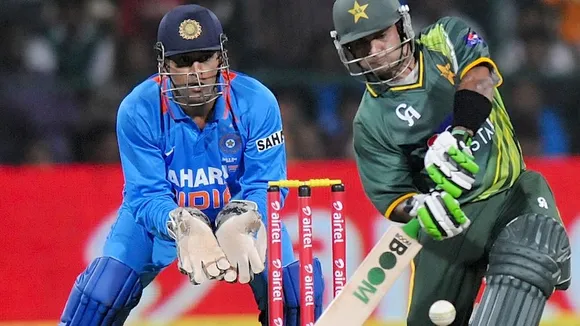Pakistan tour of India 2012/13, IND vs PAK 1st T20I Match Report, December  25, 2012 - Malik and Hafeez guide Pakistan to victory