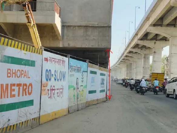 प्रगति पेट्रोल पंप के पास बने इस स्टेशन की ऊंचाई जमीन से महज 4.5 मीटर है। - Dainik Bhaskar