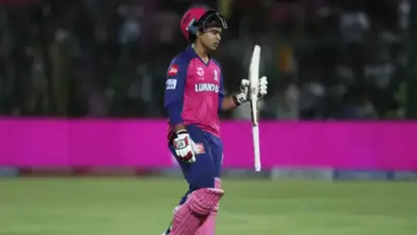 Vaibhav Suryavanshi 10 palyer hit 6 on debut match first ball