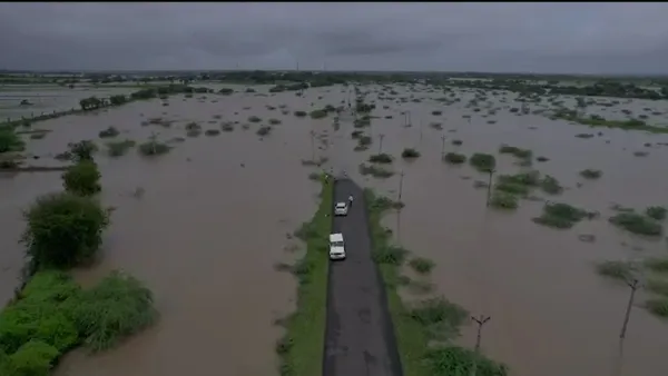 गुजरात के जूनागढ़ समेत कई जिलों में मूसलाधार बारिश-बाढ़ का कहर, मौसम विभाग  ने जारी की चेतावनी - heavy rain lashes in gujarat imd issued red alert in  these districts of gujarat