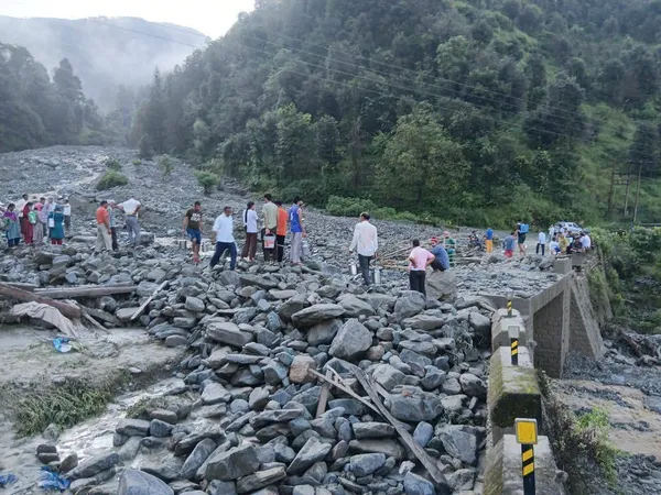 हिमाचल प्रदेश के मंडी जिले में बादल फटने के बाद फैला मलबा।