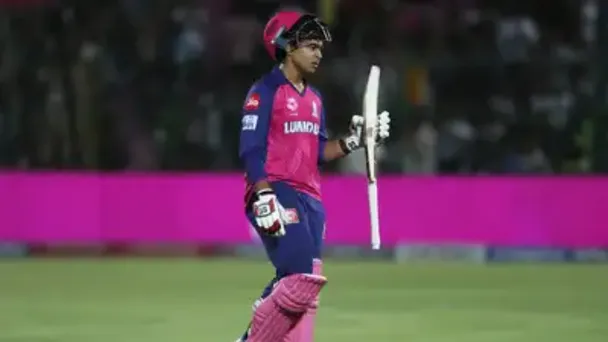 Vaibhav Suryavanshi 10 palyer hit 6 on debut match first ball