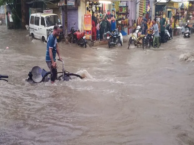 Some fell while taking care of themselves, some got trapped, the river  became a road | इंदौर में चंद घंटों की बारिश में भरा पानी: शहर की सड़कें  बनीं तालाब; लोग गिरते-गिरते