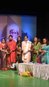 Short: "Lata Deenanath Mangeshkar highest honour" awarded to Kumar Mangalam Birla, while Master Deenanath Mangeshkar Puraskar awards for Shraddha Kapoor, Sunil Shetty, Sonali Kulkarni by Chaitanya Padukone