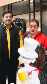 Khaamosh ! Shatrughan Sinha makes swag-sey-swaagat entry into Luv & Kussh Sinha’s House of Creativity x Designera Art Show by Chaitanya Padukone