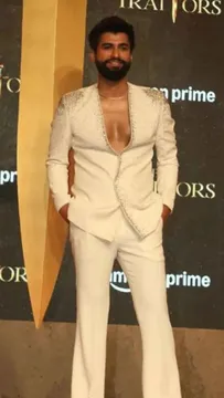"Hoga roz raat ek virtual 'murder'-- yehi Mahal ke andar, " assures iconic show-host Karan Johar ! 20 Celeb Players indulge in 'daavpech-dhoka-gaddari' in this realistic Prime Video cult-series 'The Traitors' ! by Chaitanya Padukone