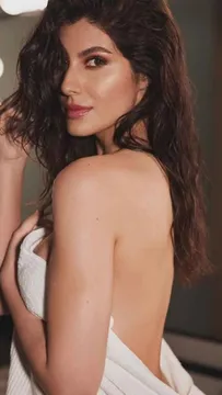 Elnaaz Norouzi Celebrates Birthday on Grand Masti 4 Set: “Best Gift Ever”