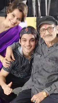 Top celebs Rakesh Roshan, Ameet Satam, Arpita Pal, Madhushree seek blessings at veteran-movie-star Biswajeet Chatterjee's 22nd Year Juhu Scheme Durgotsav Pandal !! By Sr. Journalist Chaitanya Padukone