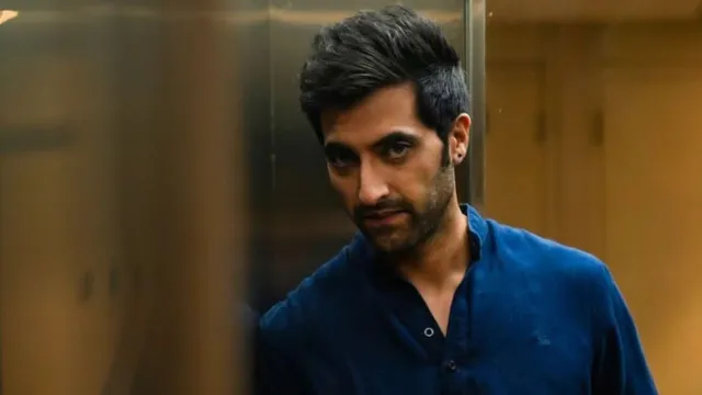 Akshay Oberoi committed to his Resident