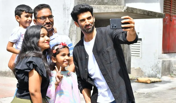 The Aditya Roy Kapur euphoria continues! The actor's fans gatecrash his set to meet him
