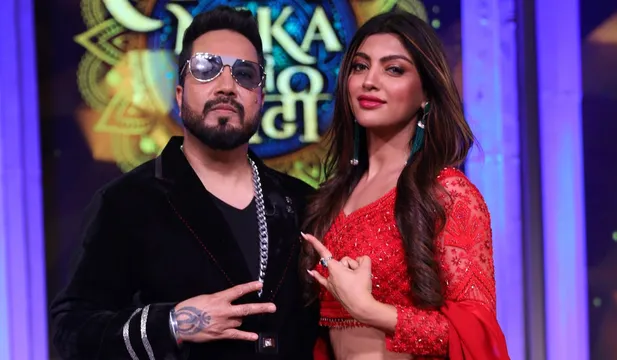 Akanksha Puri surprises with a shocking entry in Star Bharat show, ‘Swayamvar- Mika Di Vohti’, calls herself ‘ The Only Queen’!