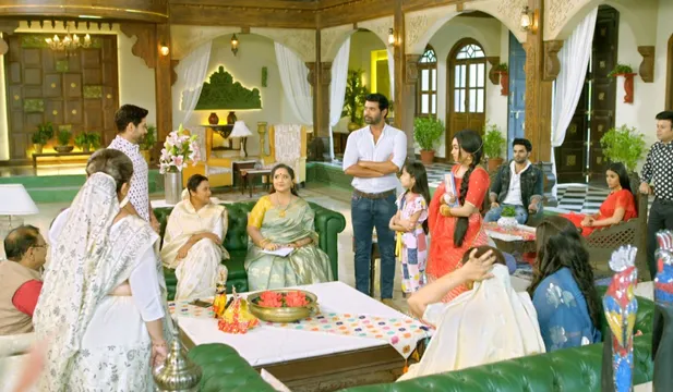 Prateek Sharma's Pyar Ka Pehla Naam Radha Mohan: Gungun scolds Mohan for gifting a gold chain to Hriday