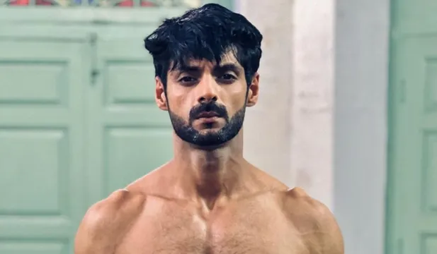 Karan Wahi is looking hot and fans are going crazy!