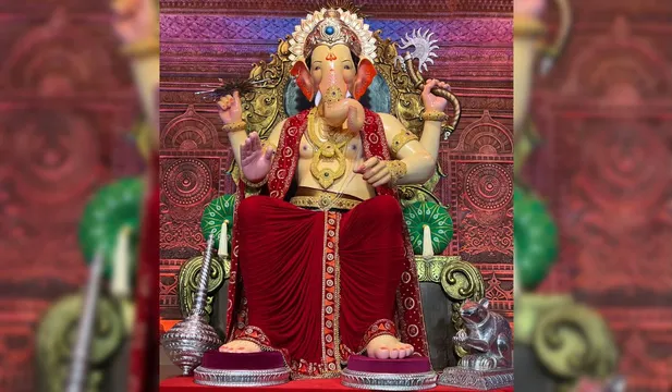 "Lalbaugcha Raja" is the apple of the eye of Bollywood stars