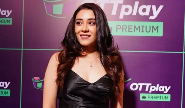 'Yeh Kali Kali Aankhein' actress Anchal Singh Looked Gorgeous in a Black Bodycon Dress at the OTT Play Awards