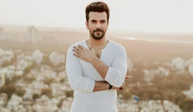 Manit Joura Continues Performing Even After facing an accident on the sets of Zee Rishtey Awards
