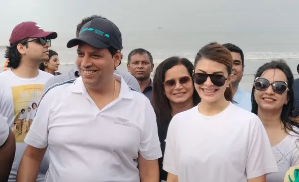 Jacqueline Fernandez with team “Bal Naren” cleans Versova Beach along with MLA Versova Bharati  Lavekar