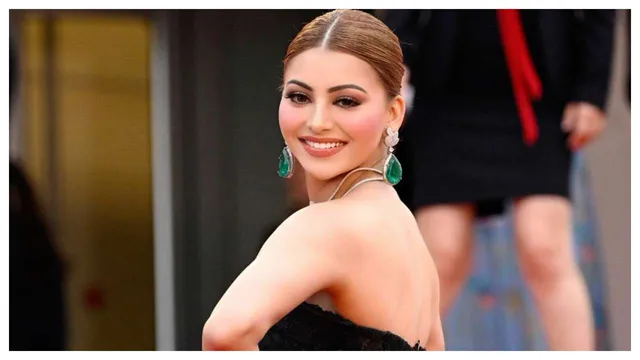 Fan Comments, "Urvashi Rautela ke ghar par barat lekar ja rahe ho kya ?? to other wrote, "Urvashi ko sorry bolo varana Bollywood wale nahi chodenge"